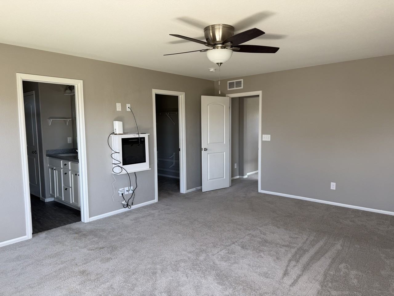 3135 Hawthorne Ln #NA - Photo 3 of 27