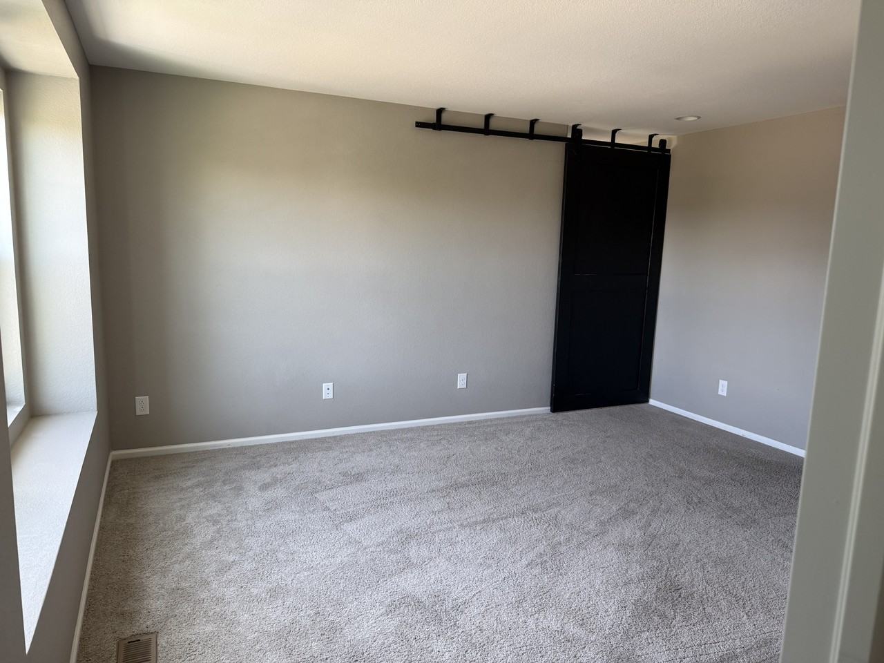 3135 Hawthorne Ln #NA - Photo 5 of 27