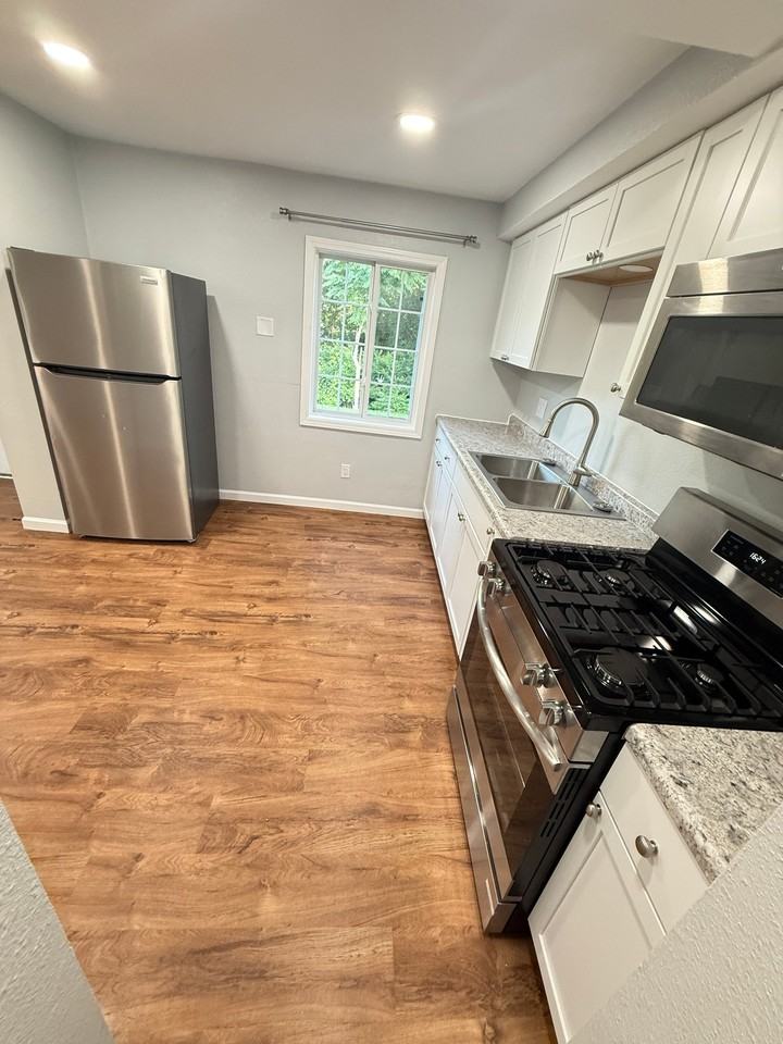 715 Locust St #2 - Photo 5 of 9
