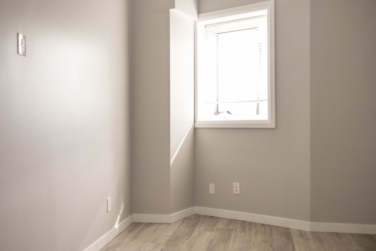 3735 Lake Shore Blvd W - Photo 4 of 8