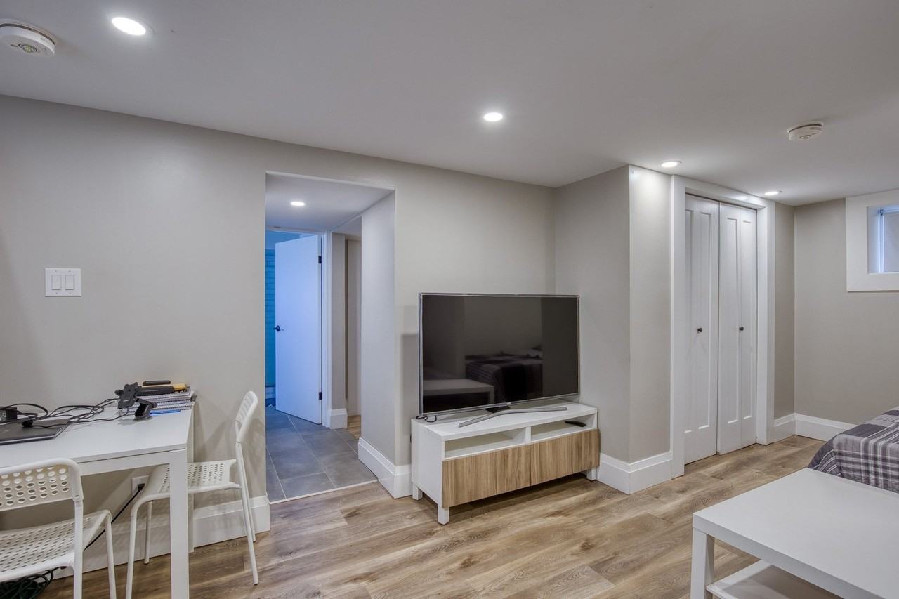 208 Kent Ave - Photo 4 of 17