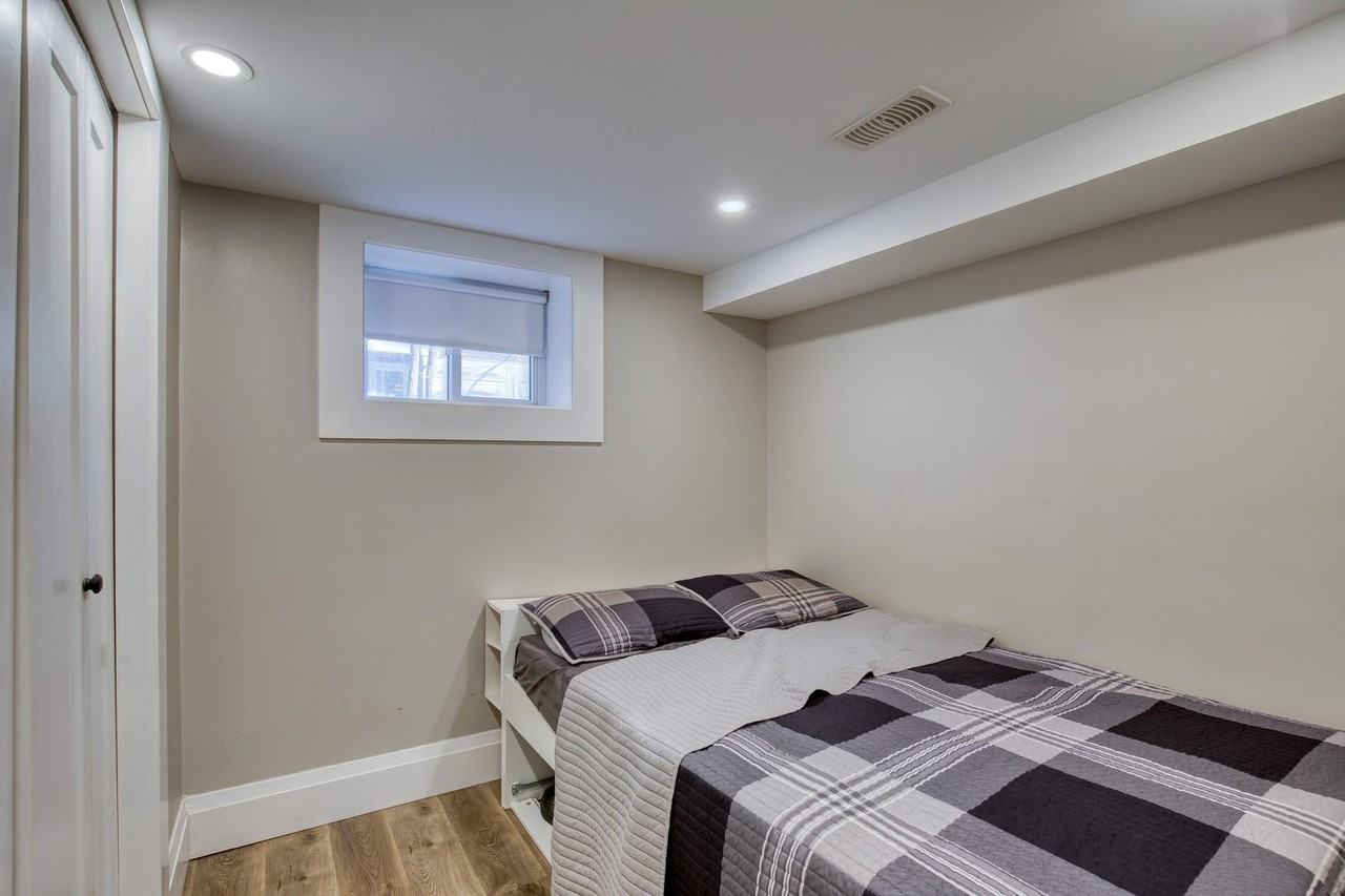 208 Kent Ave - Photo 5 of 17
