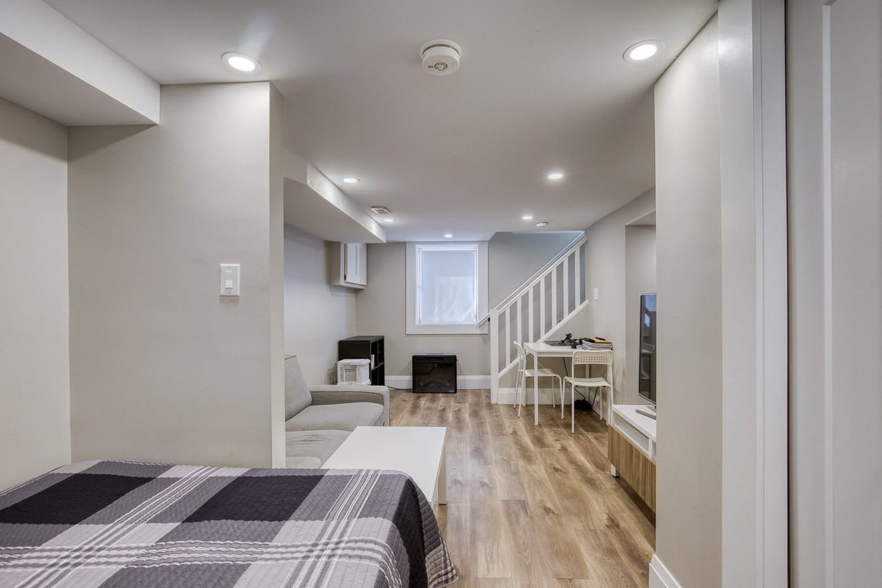 208 Kent Ave - Photo 7 of 17