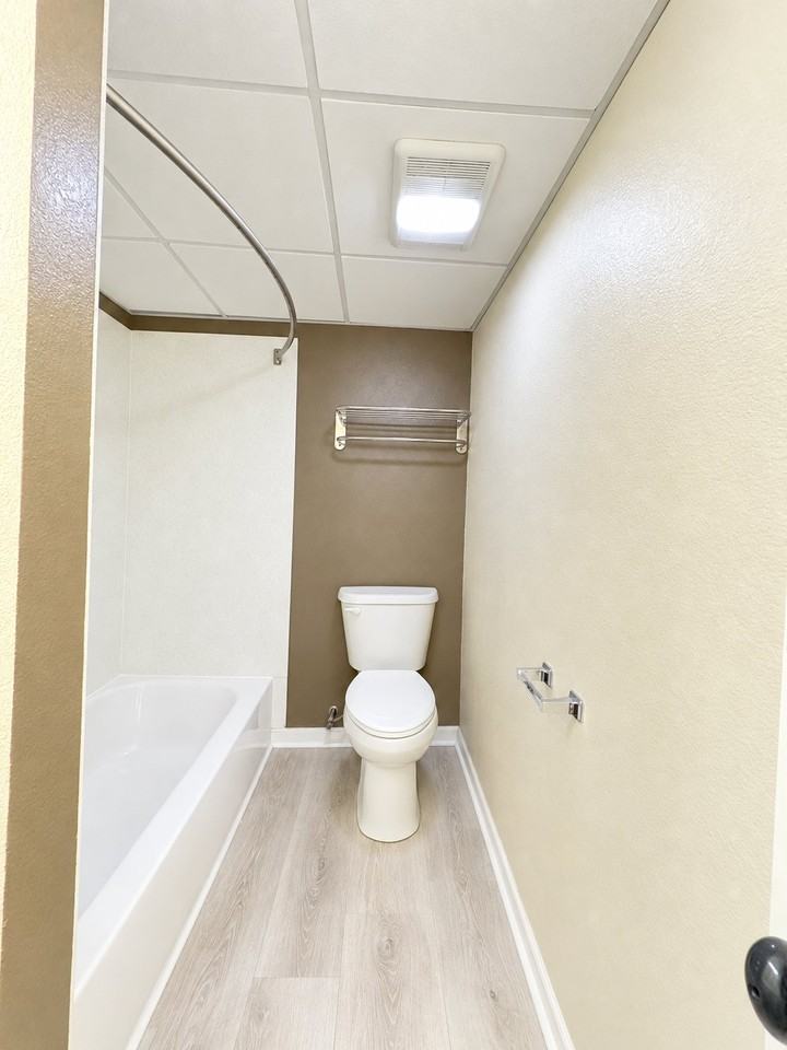 111 E Quincy St #8 - Photo 6 of 9