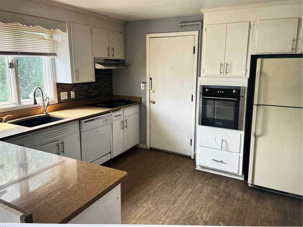 2341 Monroe Ave - Photo 5 of 12