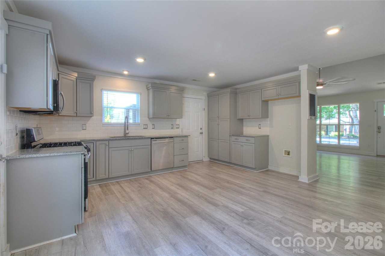 216 Stratford Dr - Photo 2 of 18