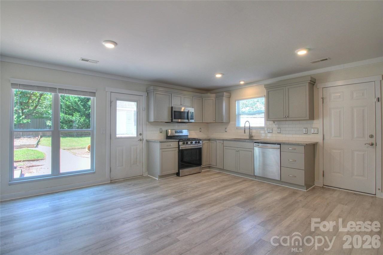 216 Stratford Dr - Photo 3 of 18