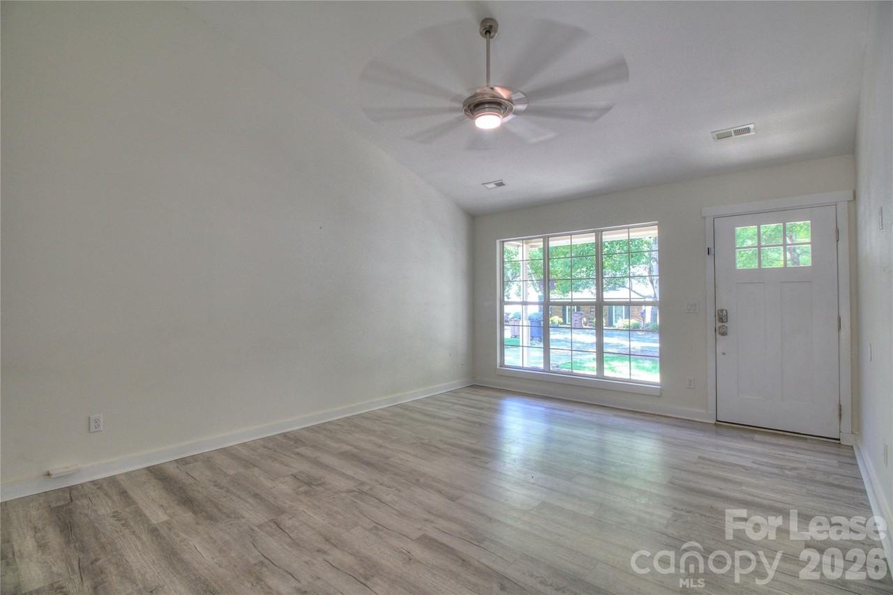216 Stratford Dr - Photo 4 of 18