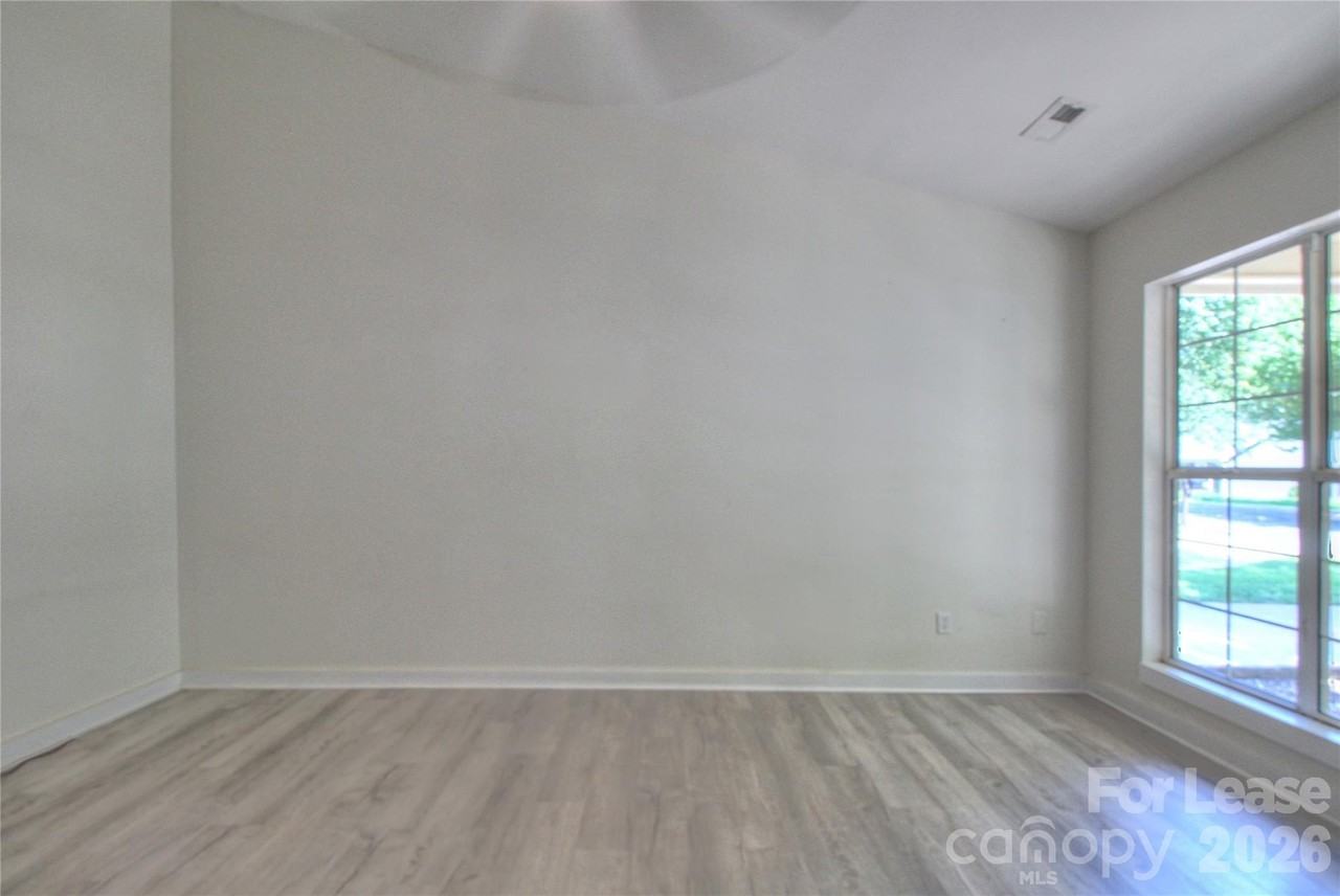 216 Stratford Dr - Photo 5 of 18