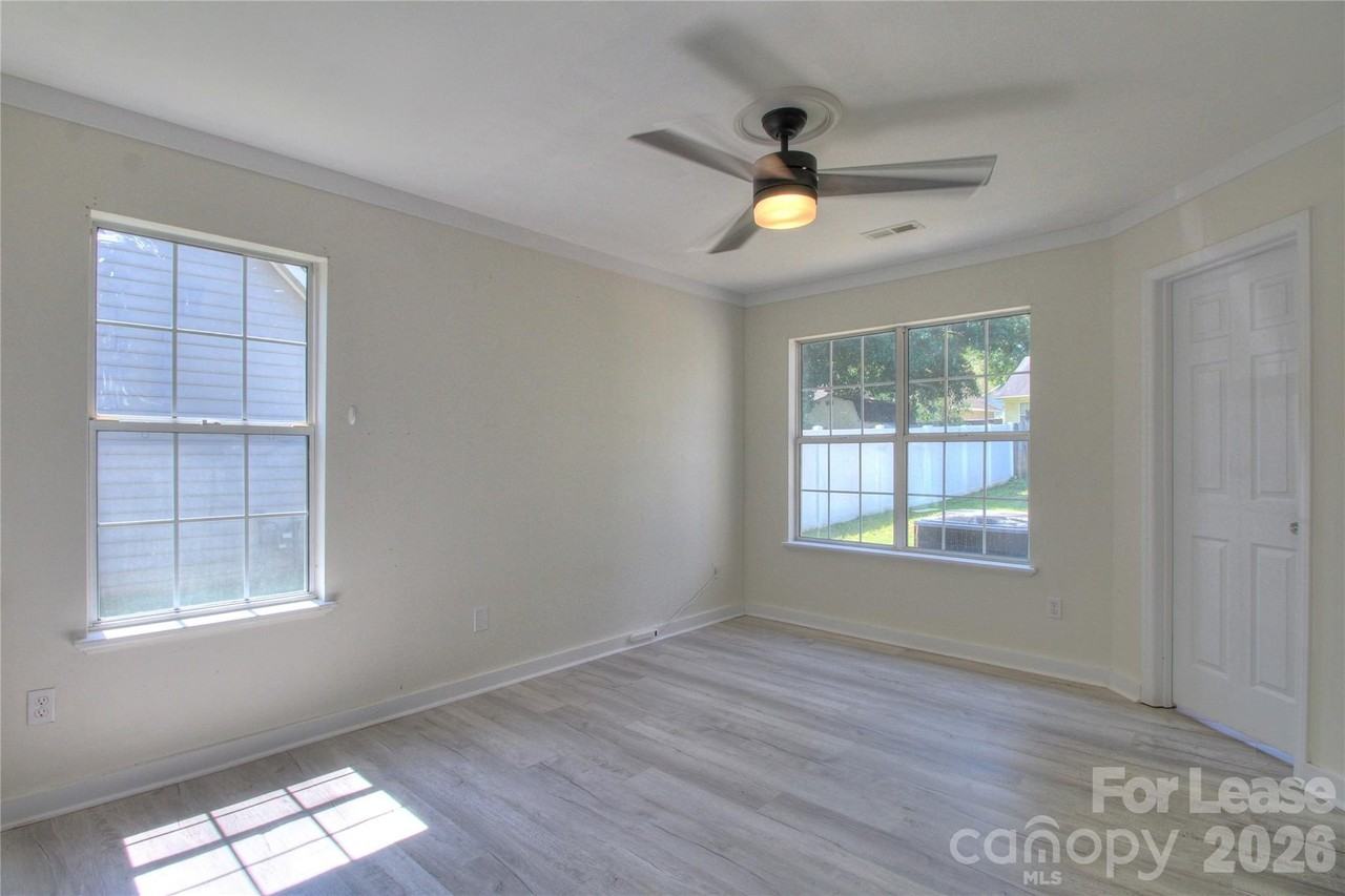 216 Stratford Dr - Photo 6 of 18