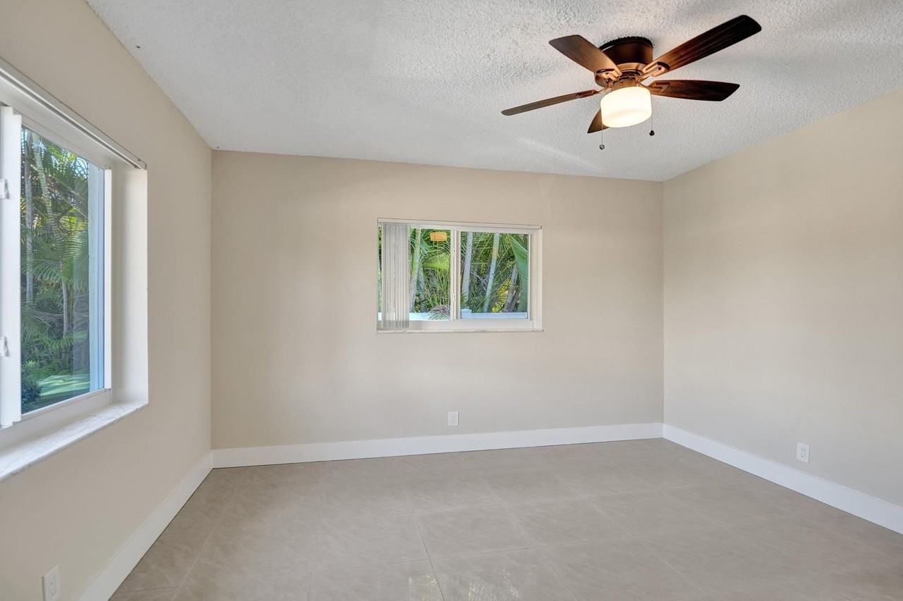 920 Sw 28th St #1 - Photo 6 of 29