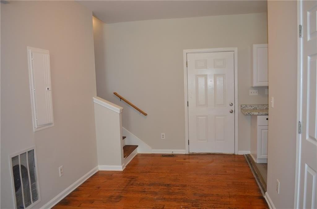 259 Rosser St Sw - Photo 4 of 15