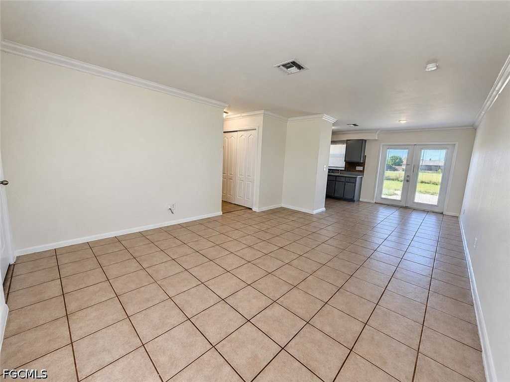 1213 Ne 8th St - Photo 3 of 14