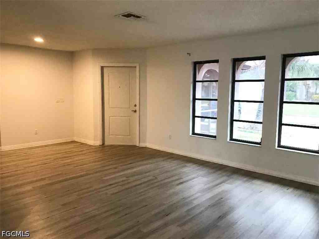 1726 Se 10th Pl - Photo 3 of 16