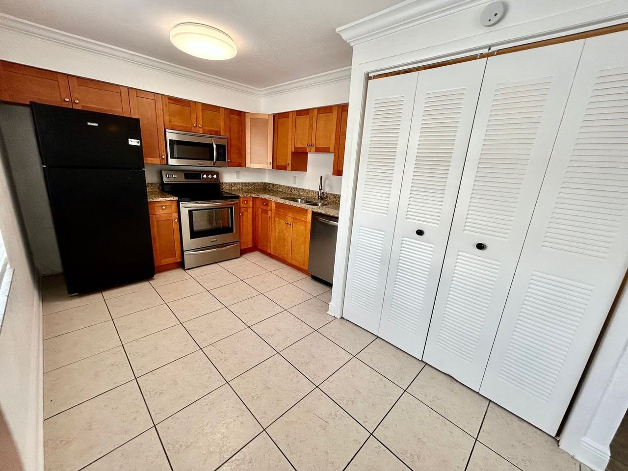 910 Alicia Ave Apt 4d #4D - Photo 3 of 17