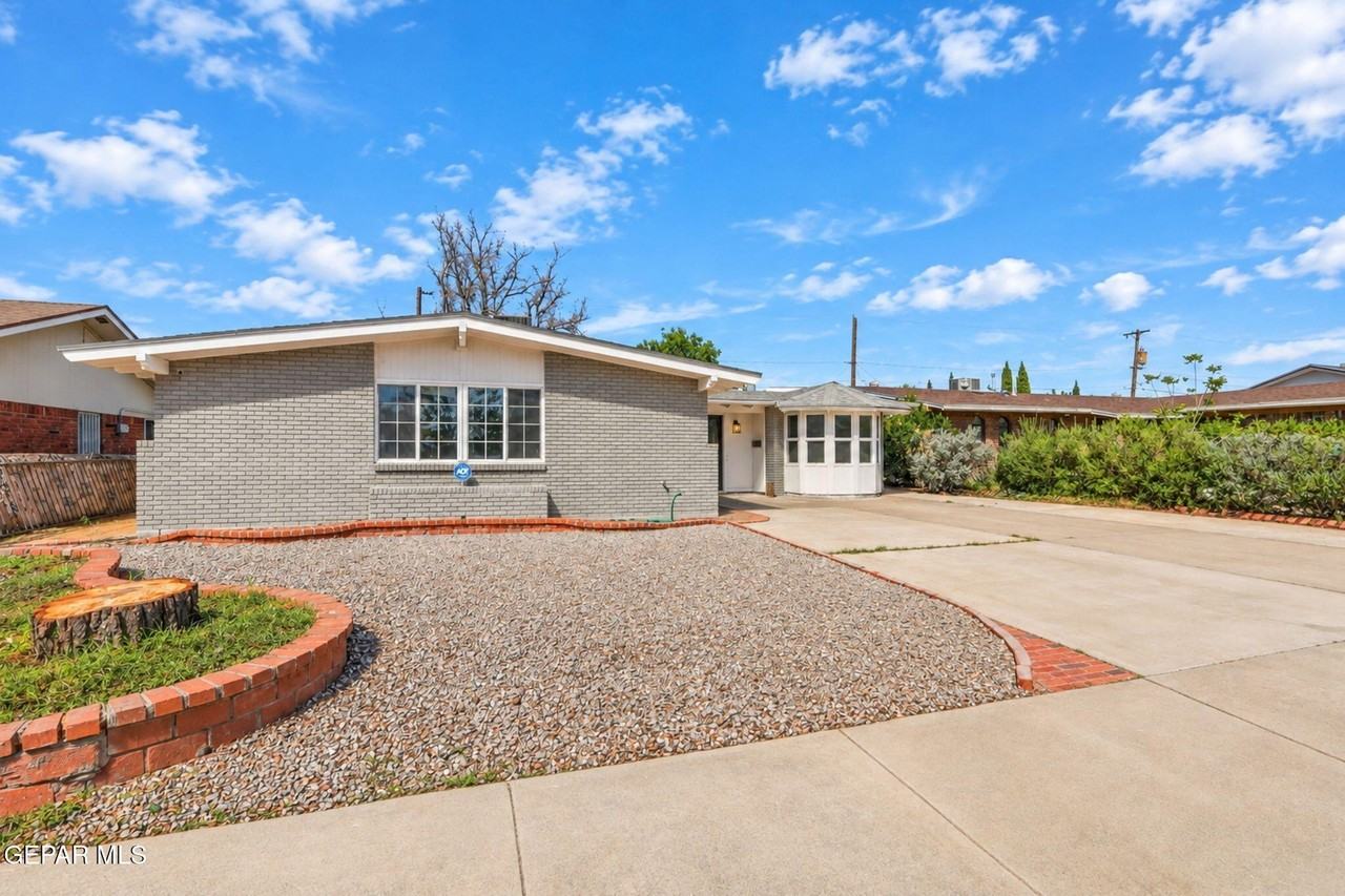 10705 Saigon Dr - Photo 3 of 40