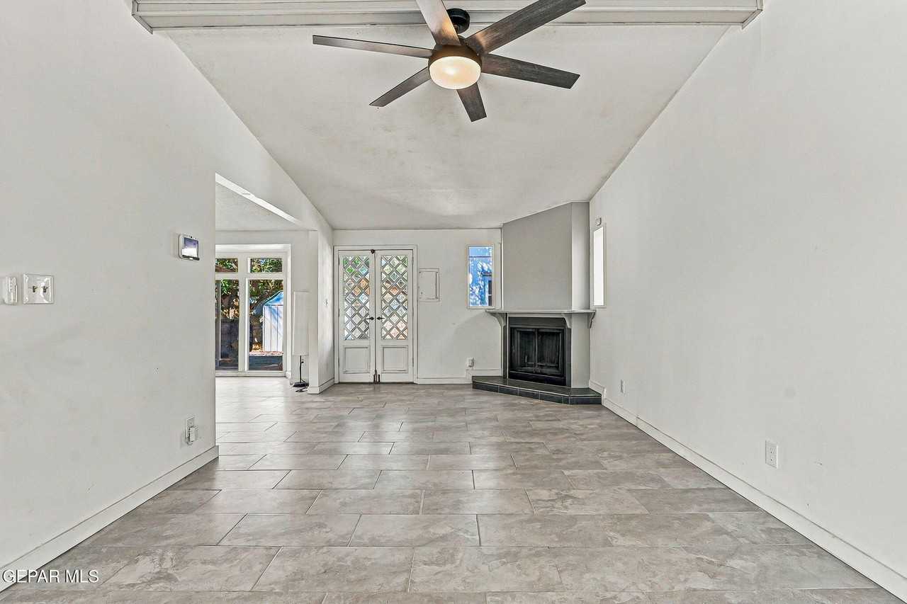 10705 Saigon Dr - Photo 7 of 40
