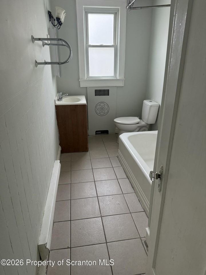 840 Monroe Ave - Photo 7 of 11