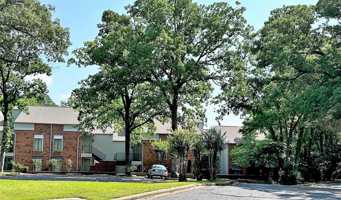 featured image of 801 Country Club Cir