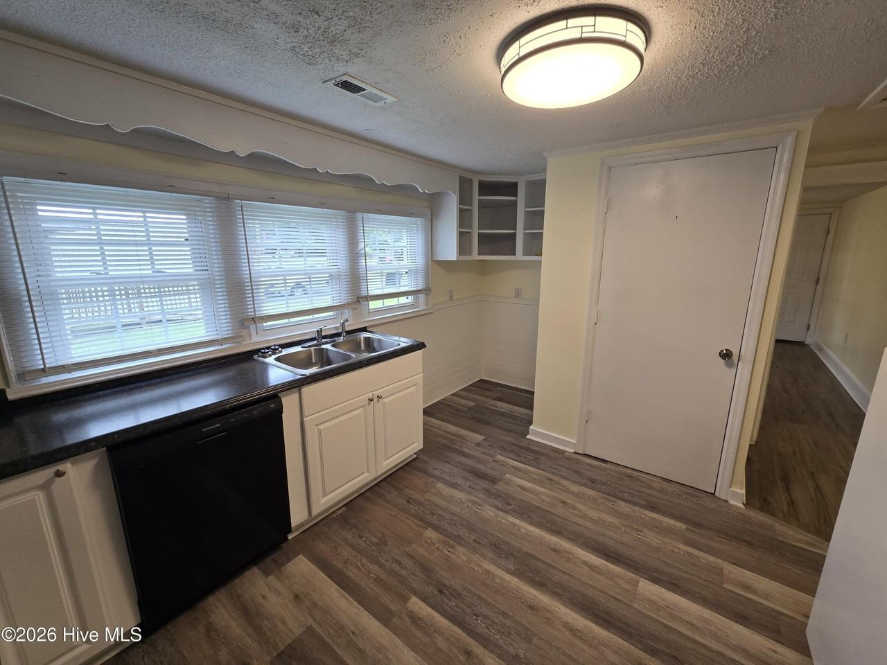 511 S Shore Dr - Photo 7 of 15