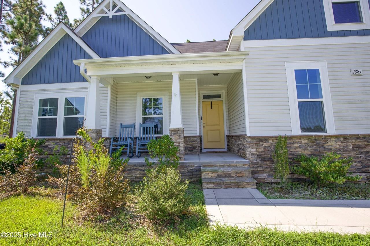 1385 Whitney Dr - Photo 3 of 41