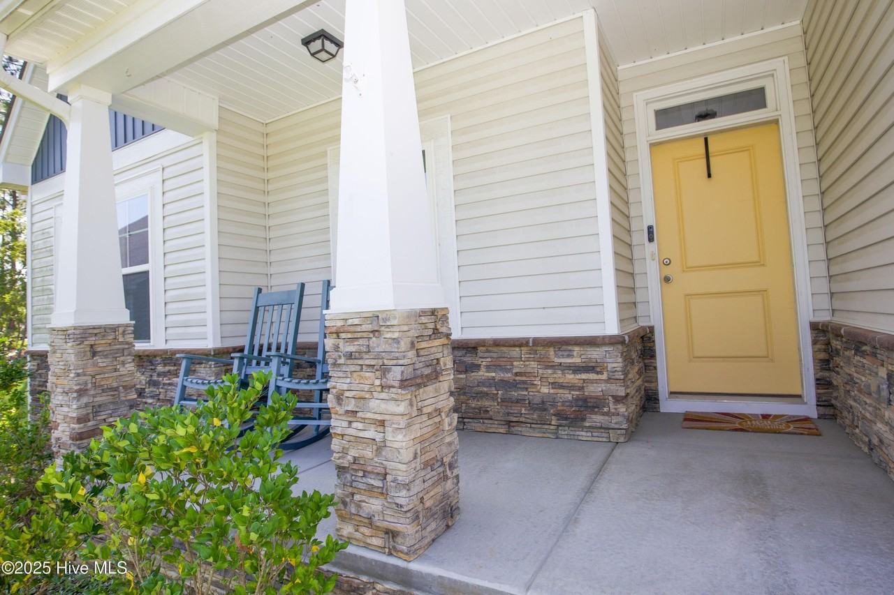 1385 Whitney Dr - Photo 4 of 41