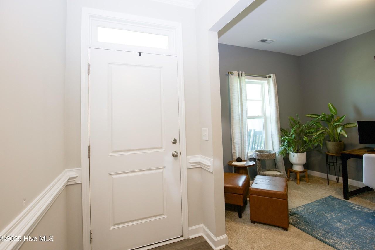 1385 Whitney Dr - Photo 5 of 41