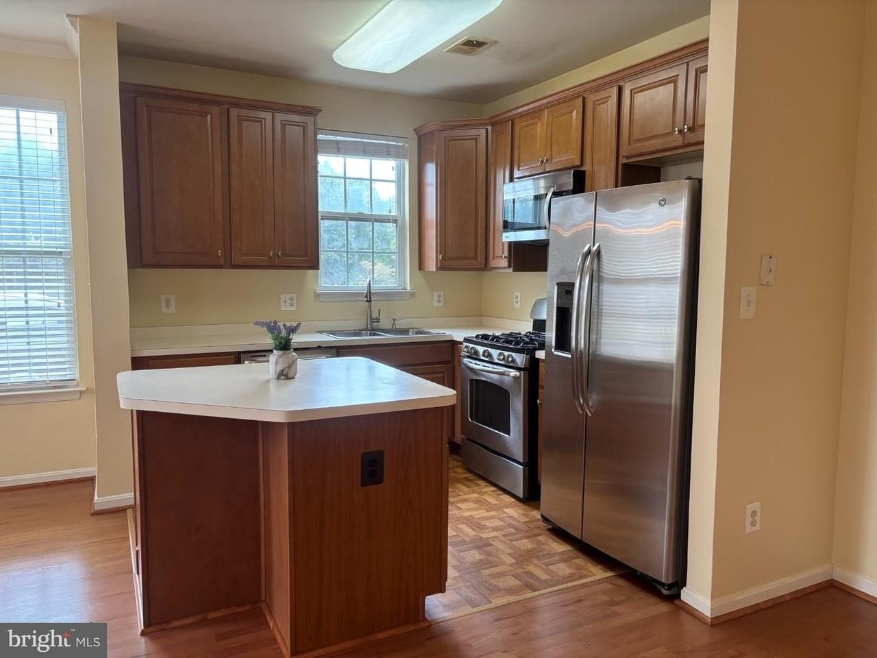 21197 Mcfadden Sq - Photo 3 of 27