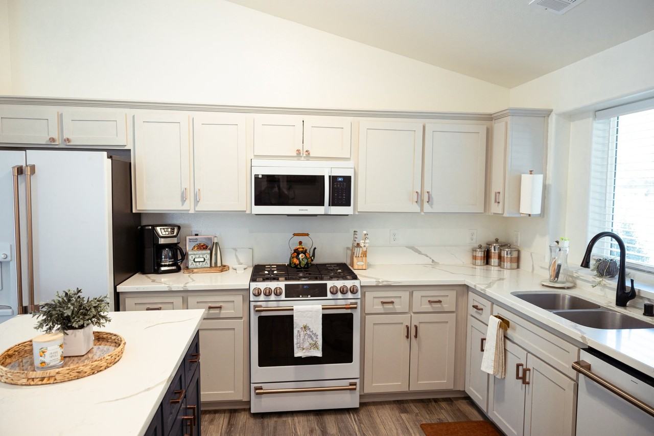 433 S Church St - Photo 6 of 20