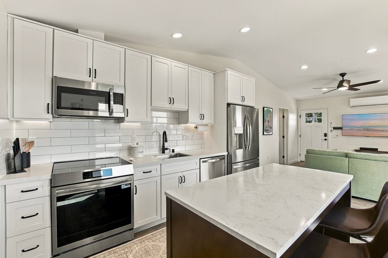 1900 32nd St - Photo 4 of 20