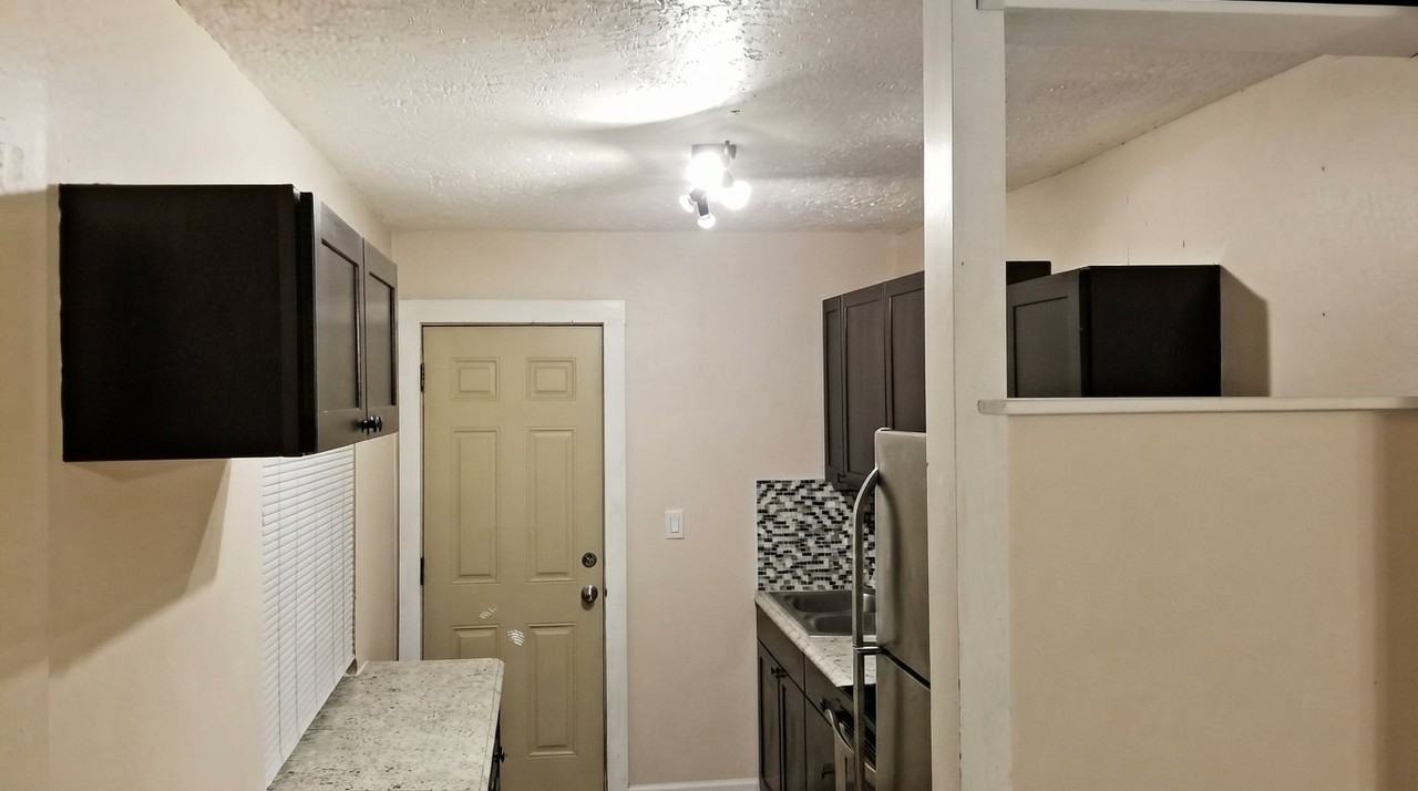 510 E Strawbridge Ave - Photo 2 of 16