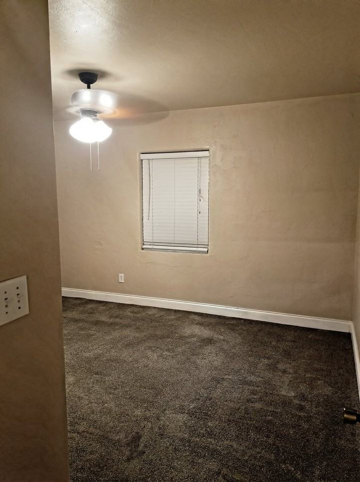 512 E Strawbridge Ave #512 - Photo 3 of 19