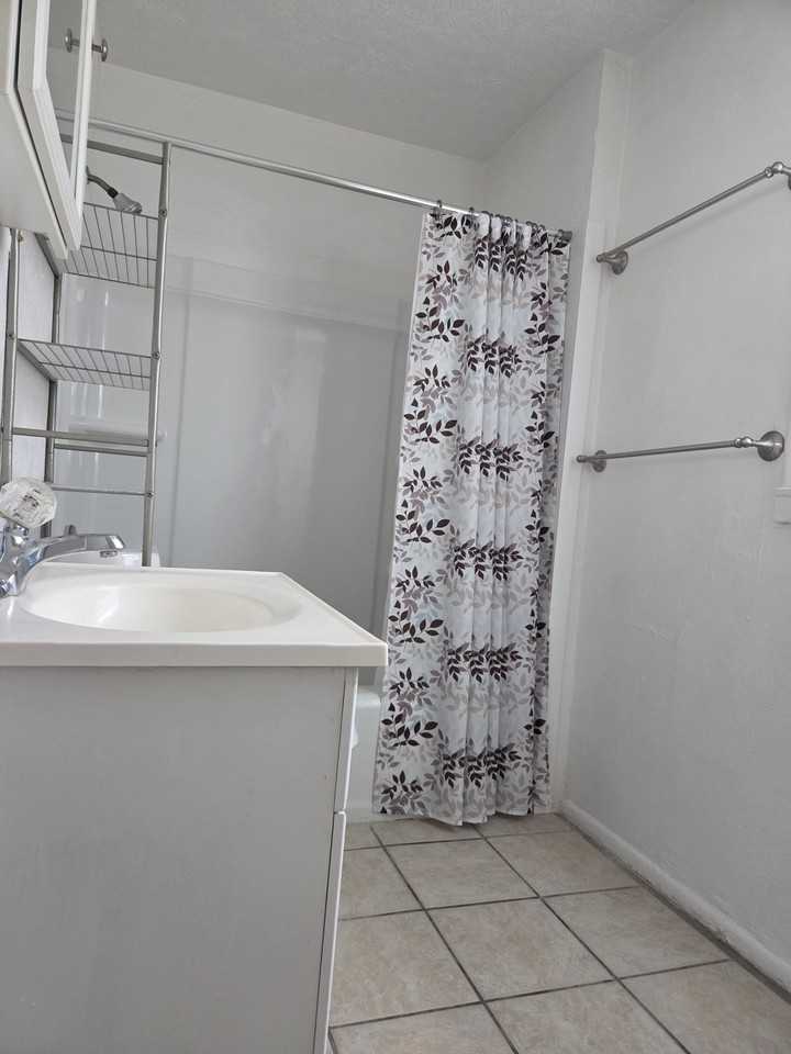 641 Robinson St #4 - Photo 3 of 7