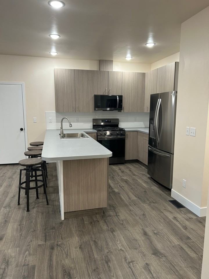 1093 Cleveland St - Photo 5 of 18