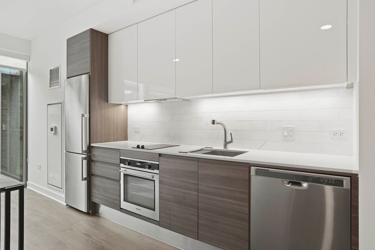 228 W Hubbard St - Photo 2 of 7