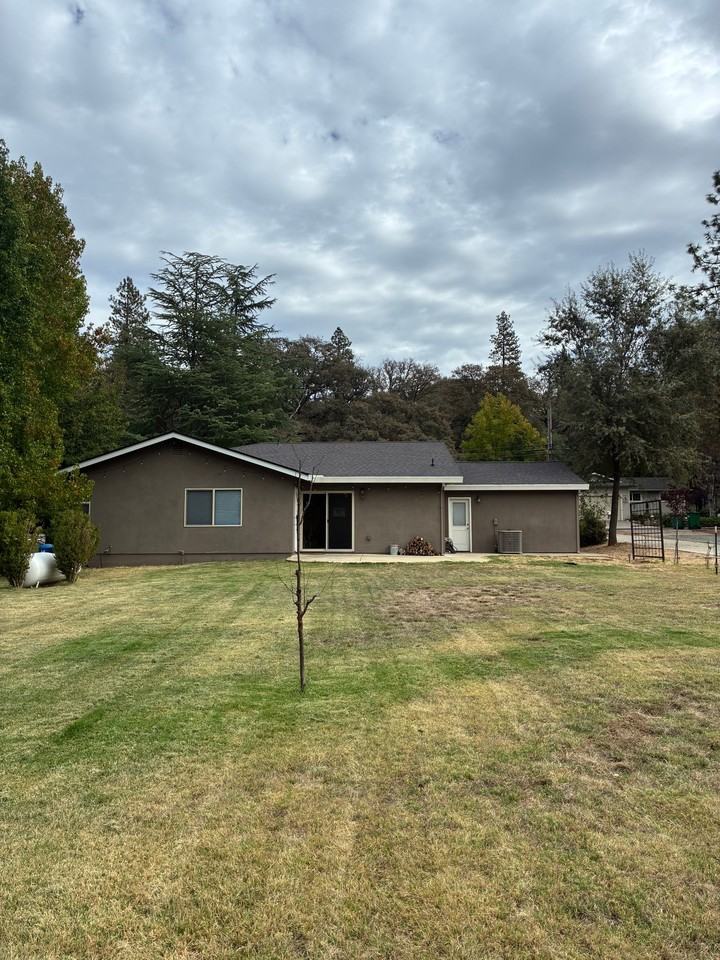 17900 Lake Forest Dr - Photo 2 of 10