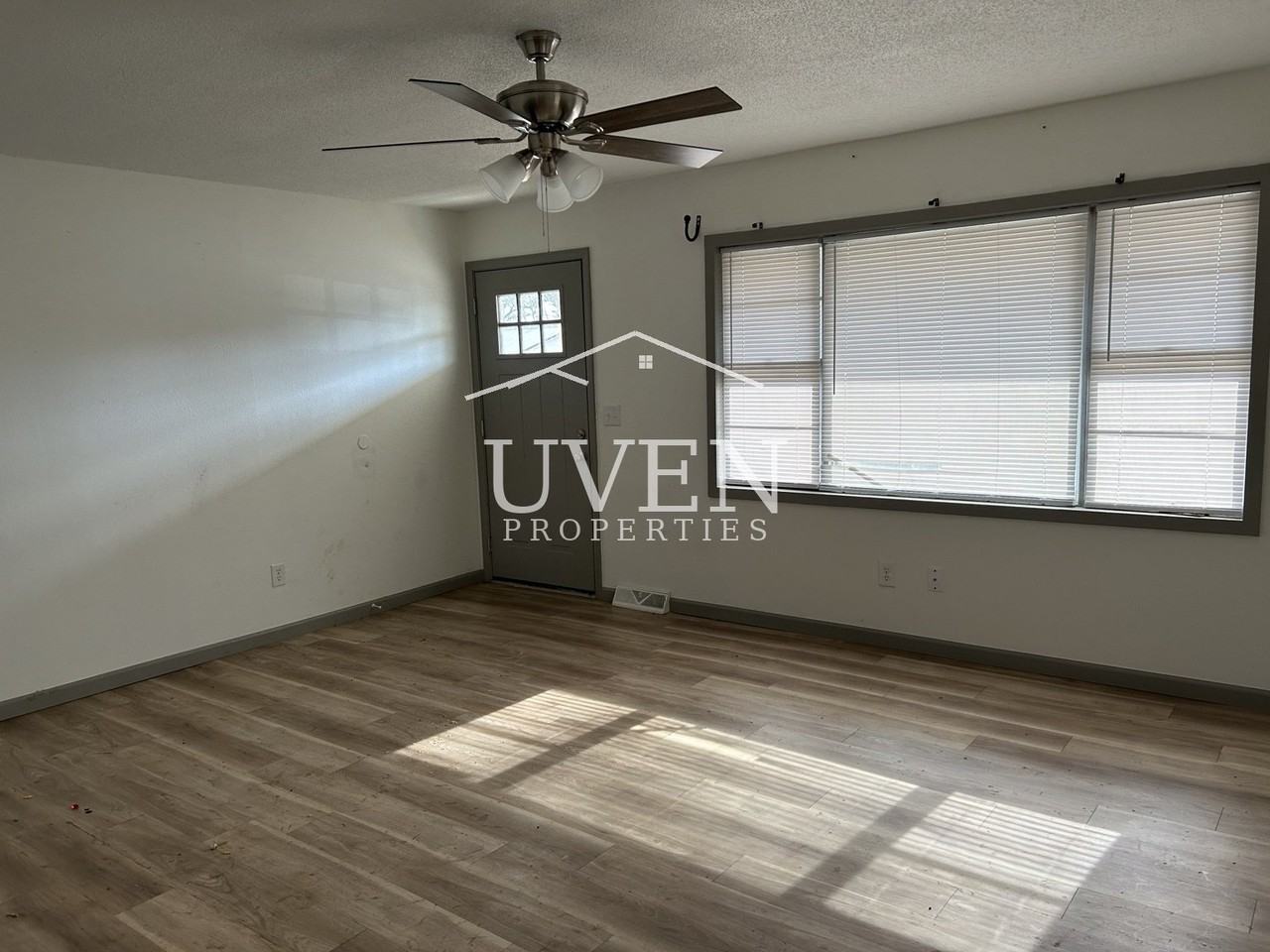 1101 Oakdale St - Photo 5 of 8