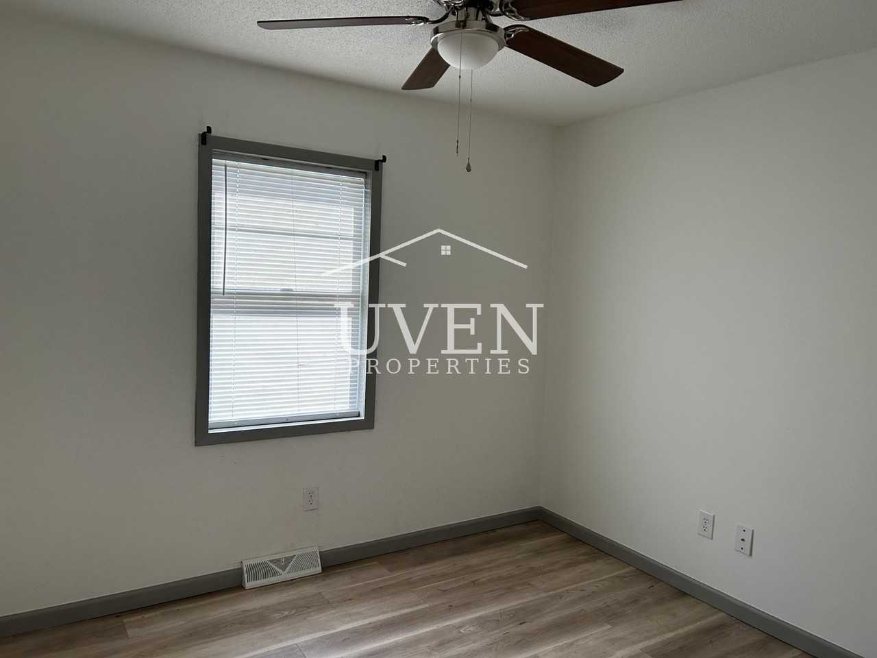 1101 Oakdale St - Photo 6 of 8