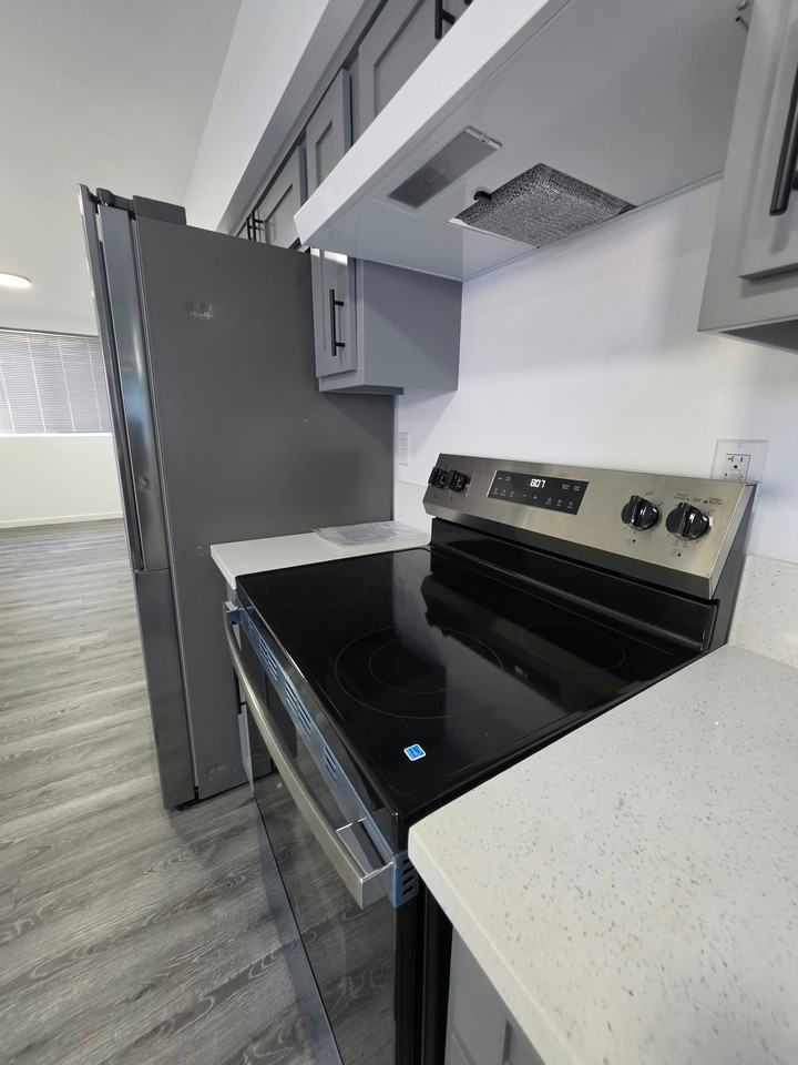 4222 Kenwood Ave - Photo 3 of 12