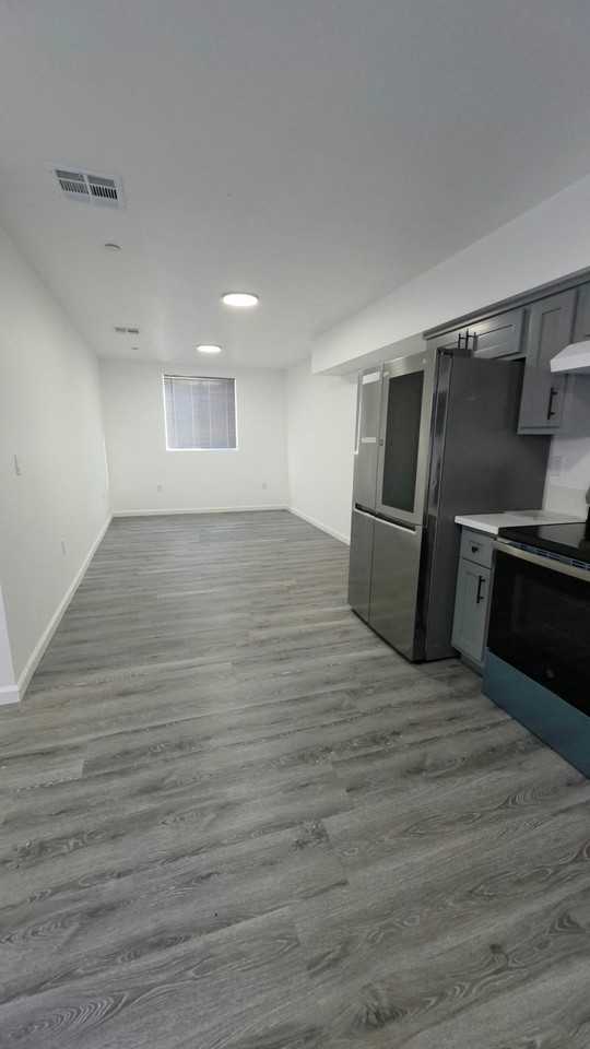 4222 Kenwood Ave - Photo 4 of 12