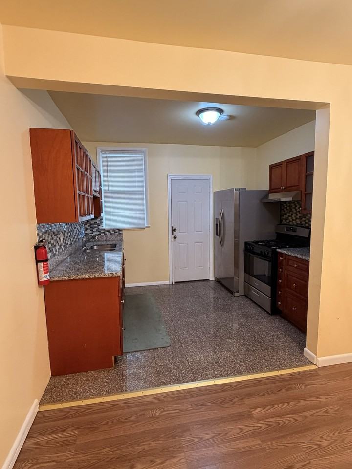3126 Tasker St - Photo 3 of 16
