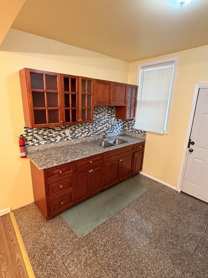3126 Tasker St - Photo 4 of 16