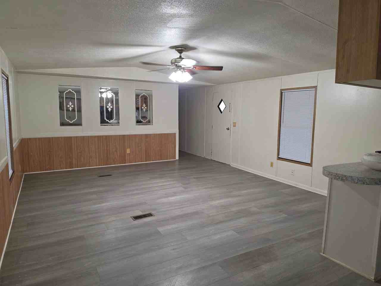 211 W Lynnwood Ln - Photo 2 of 8