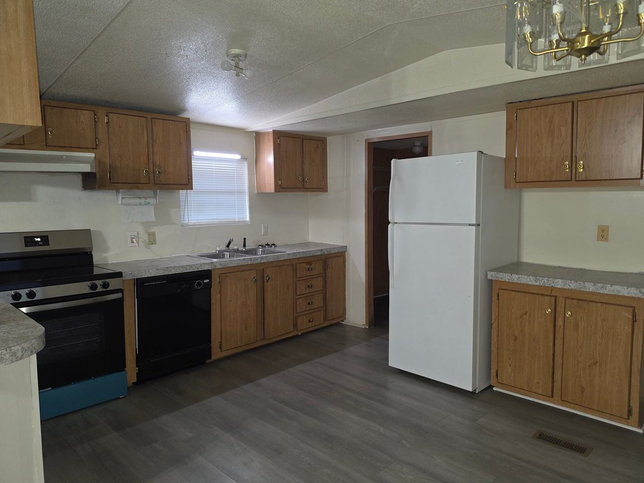 211 W Lynnwood Ln - Photo 3 of 8