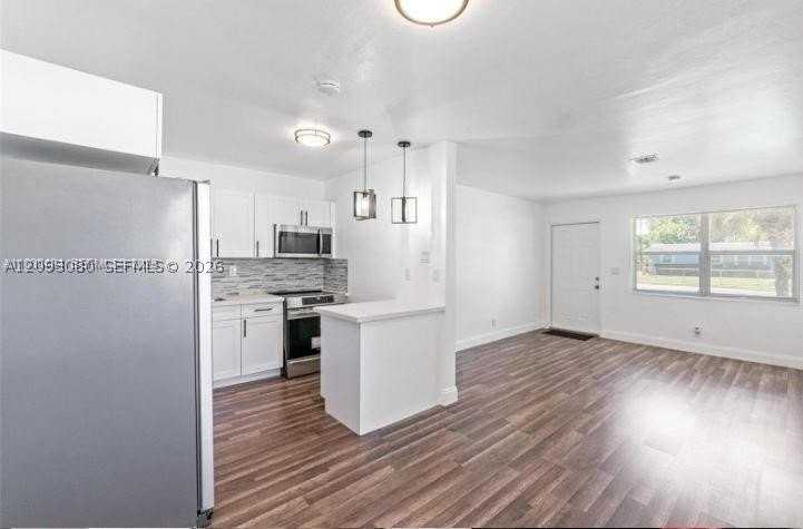 1040 Nw 23rd Ter #0 - Photo 5 of 15