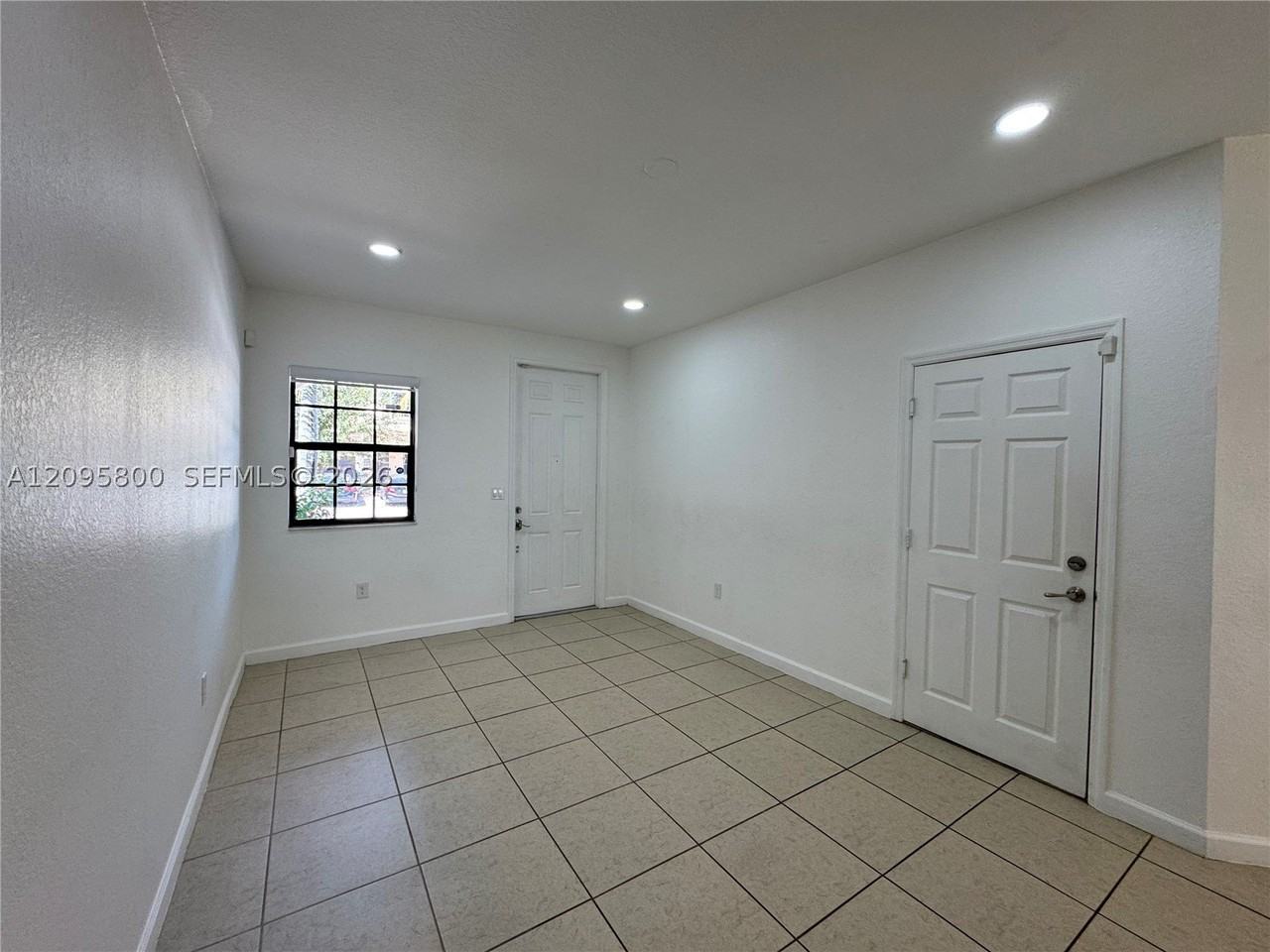 343 Ne 37th Ter - Photo 4 of 26