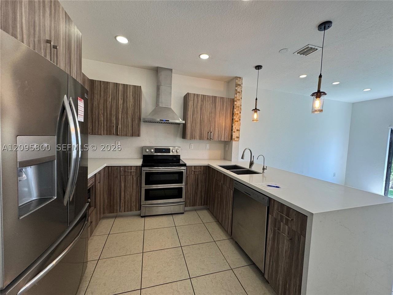 343 Ne 37th Ter - Photo 6 of 26