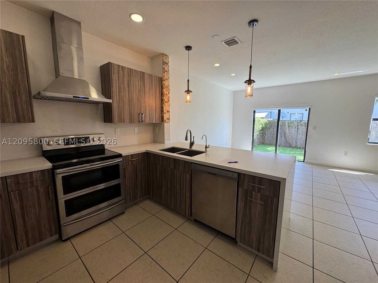 343 Ne 37th Ter - Photo 7 of 26