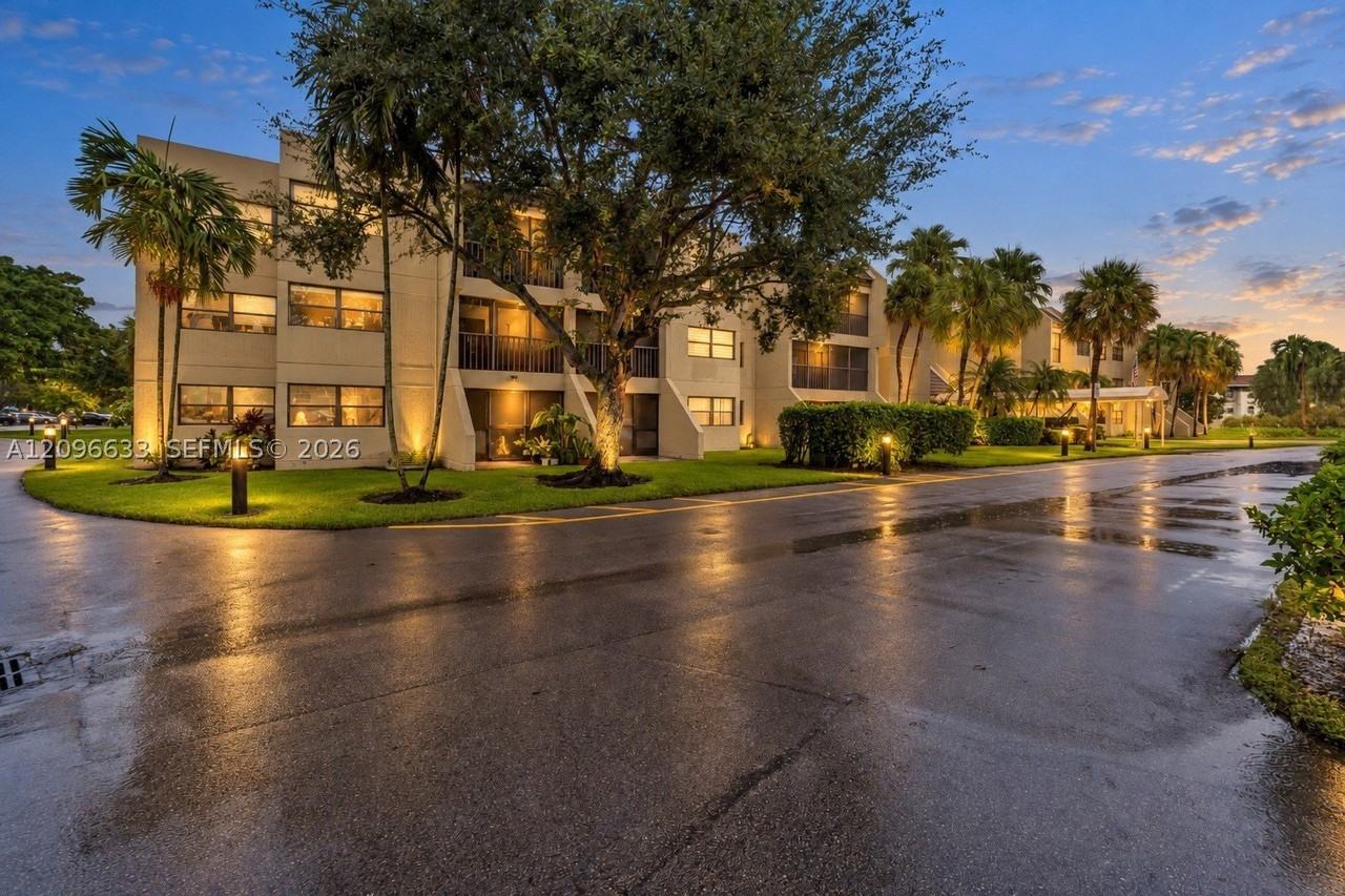 220 Lakeview Dr #205