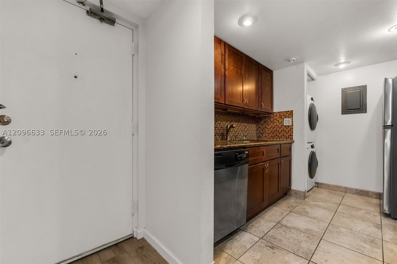 220 Lakeview Dr #205 - Photo 6 of 43